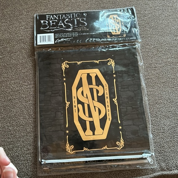 Newt Scamander Crest Banner Fantastic Beasts - Picture 2 of 2
